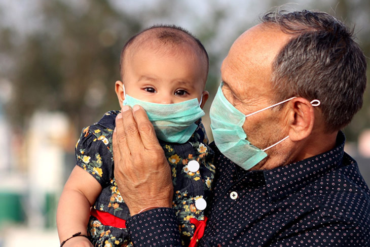 Imagen de abuelo con nieto con mascarilla