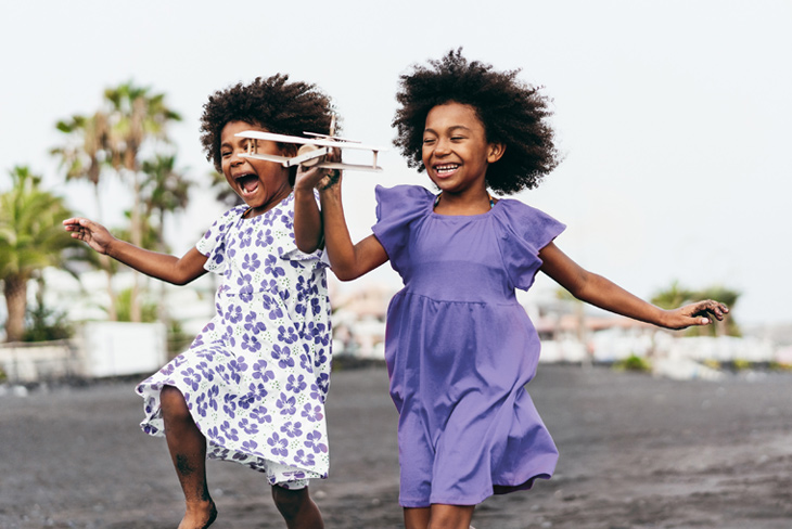 Imagen de niñas jugando con avión